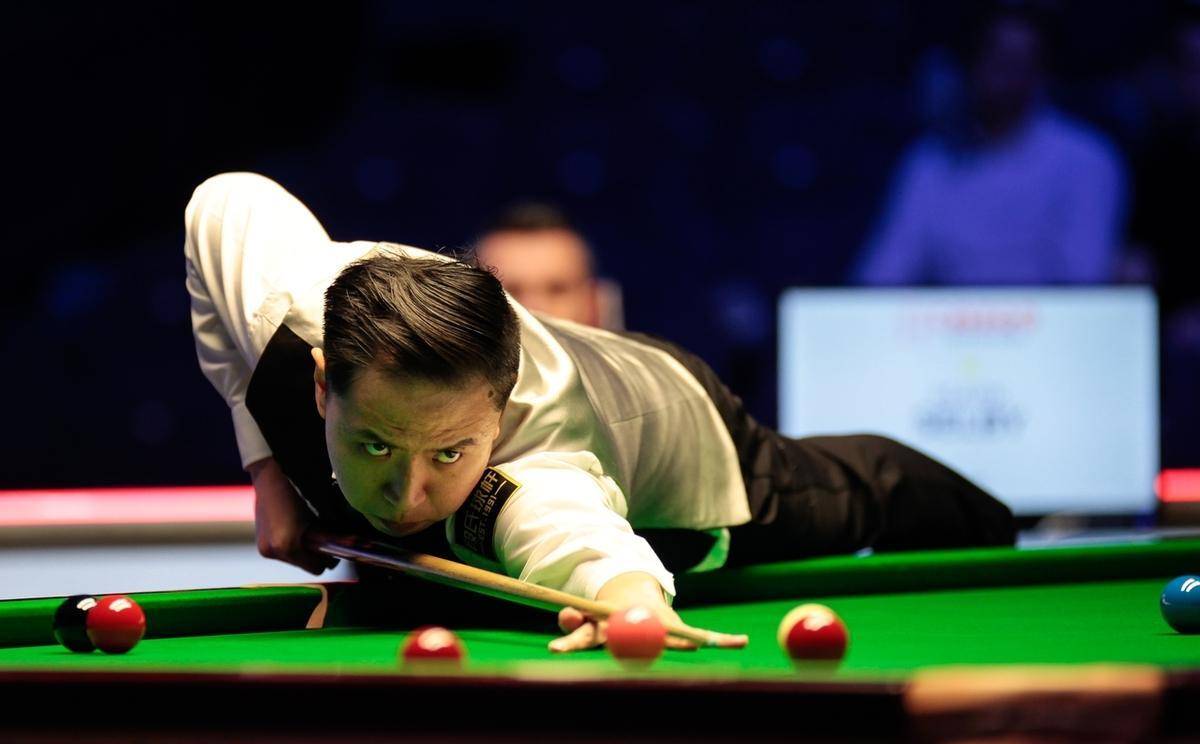 现出强烈的 现出强烈的